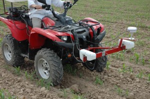 Foto 3. Detección terrestre de malas hierbas con tecnología NDVI (sensor WeedSeeker).