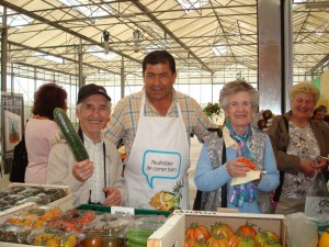 El marido de Lola, Fernando, atiende a unos turistas en la zona para catas de hortalizas.