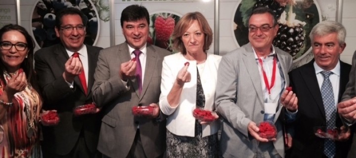 La consejera de Agricultura, Carmen Ortíz, anima a investigar e innovar en la producción de frutos rojos