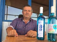 Vino azul hecho en el desierto de Almería