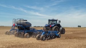 New Holland T8 NHDrive Autonomous Concept Tractor in the field with the ... (FILEminimizer)