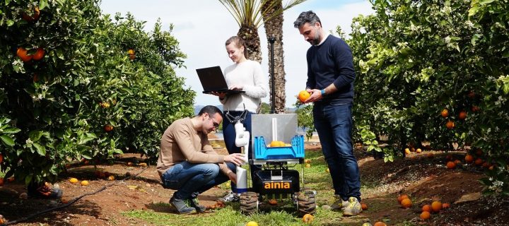 Desarrollan un robot móvil para recolectar la fruta caída al suelo